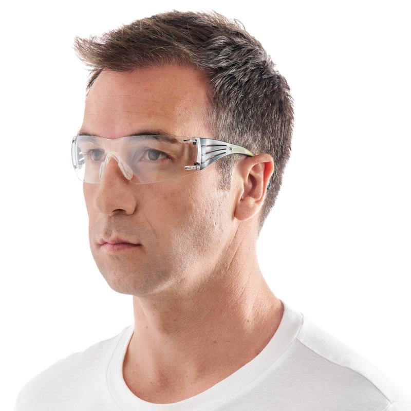 A man with short brown hair wears a 3M™ SecureFit™ Safety Glasses 400 from 3M Deutschland GmbH and a white crew-neck T-shirt, looking straight ahead against a white background.