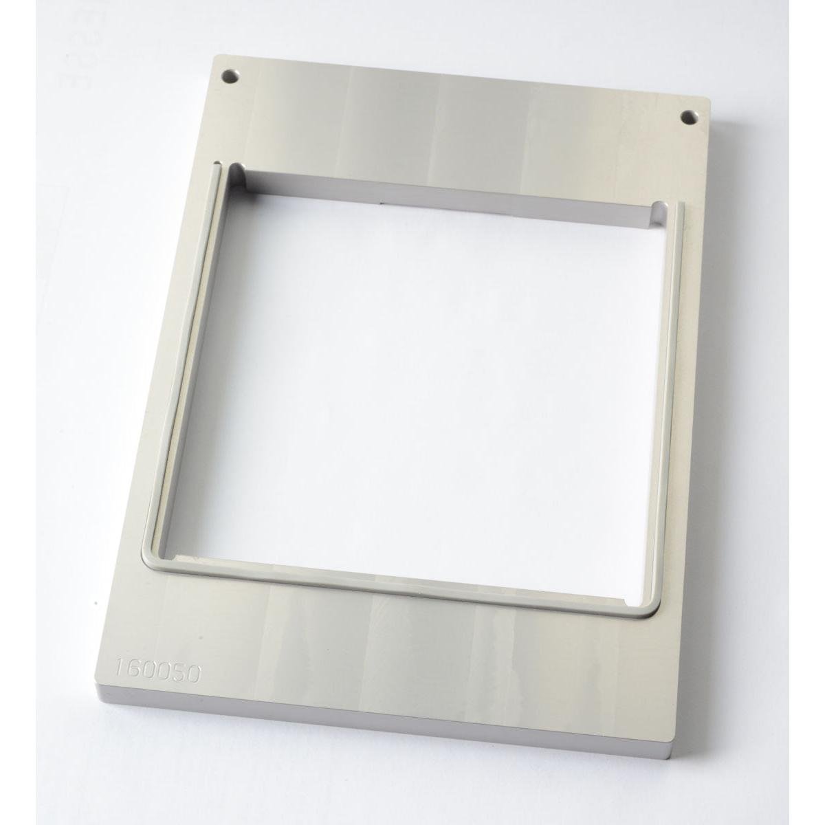 The cassette DF10/20 square, L, 1000 ml from Duni GmbH is a rectangular metal frame with a large square cutout in the middle, rounded inner edges, two holes at the top corners, and a highly reflective surface - perfect for presenting cardboard boxes.