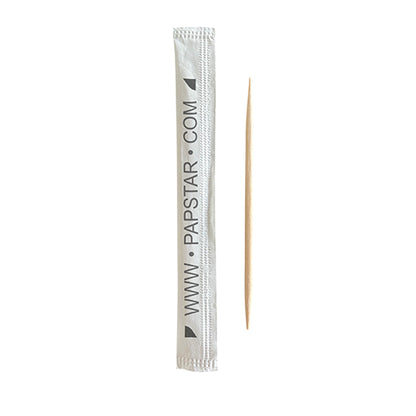 A PAPSTAR toothpick "pure" round, 6.5 cm made of wood lies next to the white, eco-friendly paper envelope with black print "www.papstar.com" from the 1000-piece dispenser box packaging of PAPSTAR GmbH.