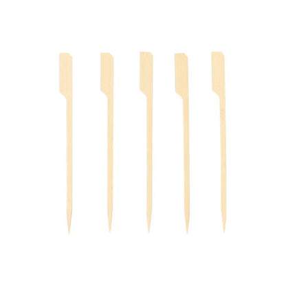 Fünf PAPSTAR 250 Fingerfood - Spieße "pure" der PAPSTAR GmbH mit flachen, abgewinkelten Holzenden sind vertikal und gleichmäßig vor weißem Hintergrund angeordnet - ideal für Ihr nächstes Partybuffet oder Fingerfood-Präsentation.