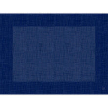 Ein großes Quadrat mit Kreuzmuster sitzt auf dunkelblauem Hintergrund und erinnert an die Dunicel-Tischsets 30 x 40 cm Linnea dunkelblau der Duni GmbH (Packung 500 Stück). In der rechten unteren Ecke befindet sich eine kleine kreisförmige Markierung.