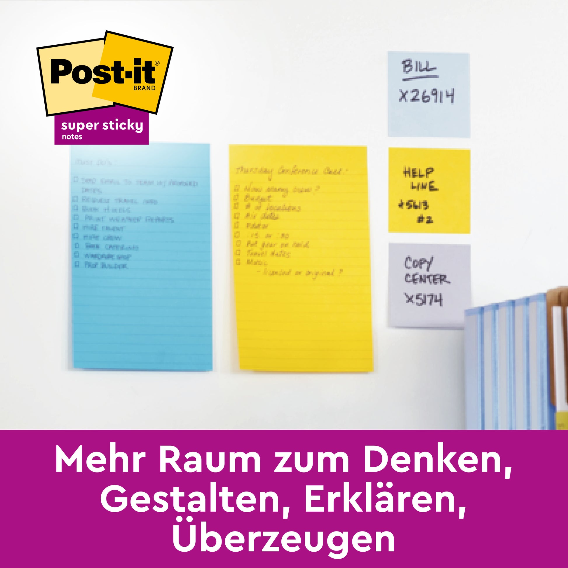 Drei große, linierte Post-it® Super Sticky Notes in verschiedenen Farben (101 mm x 152 mm, 75 Blatt/Block, 3 Blöcke/Packung) der 3M Deutschland GmbH werden mit handschriftlichen Listen an einer Wand befestigt. Unten ist "Mehr Raum zum Denken, Gestalten ..." zu sehen.