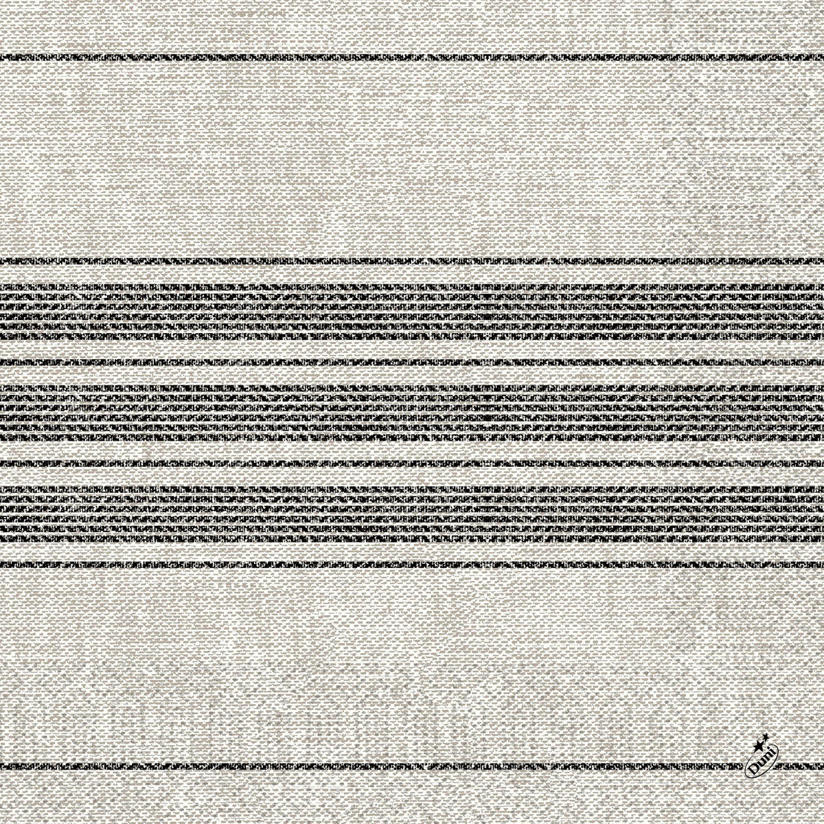 Die Zelltuchservietten der Duni GmbH (40 x 40 cm, 3-lagig, 1/4 Falz) haben einen hellbeigen Hintergrund mit mehreren schwarzen Querstreifen. Mit einem kleinen Schriftzug unten rechts. Erhältlich in 250er-Packungen als Cocina schwarz.
