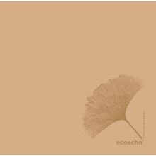 Ein minimalistisches Bild mit einem einzeiligen Ginkgoblatt unten rechts, beschriftet mit "ecoecho", auf einem hellbraunen Hintergrund - ideal für Duni GmbH Dunisoft-Servietten 40 x 40 cm 1/4 Falz oder andere hochwertige Servietten.