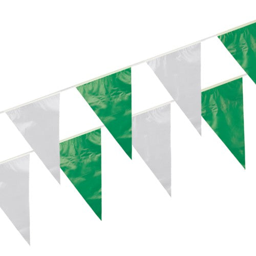 The “weatherproof foil” pennant chain of PAPSTAR GmbH consists of green-white triangular pennants on a white cord - robust for outdoor use and ideal for parties or events.