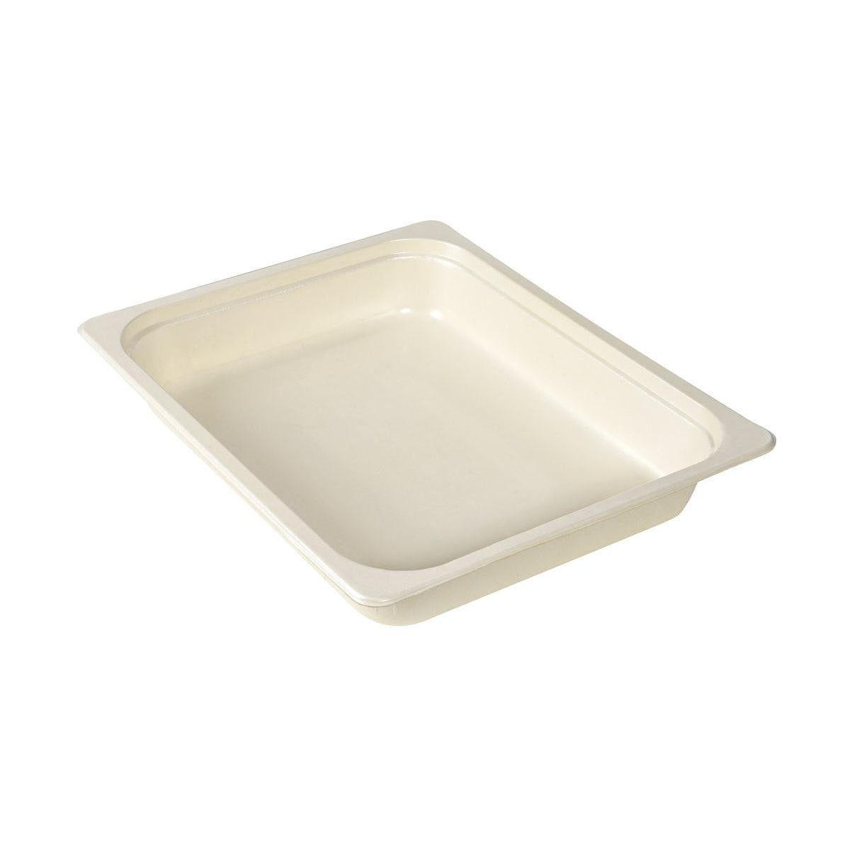 Ein beigefarbenes Duni GmbH Fibretray 1/2 GN Natur Holzfasertablett (325x265x52 mm), rechteckig mit abgerundeten Ecken und leicht erhabenen Kanten, fotografiert auf weiß-ideal als nachhaltige Verpackung. Packung: 140 Stück.