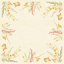 Die Dunicel-Mitteldecke 84x84 Fall Beauty von Duni GmbH hat einen beigen Hintergrund, der mit leuchtenden Herbstblättern und einem weichen Aquarell-Effekt umrandet ist, perfekt für herbstliche Tischdekoration. Die Packung enthält 20 Stück.