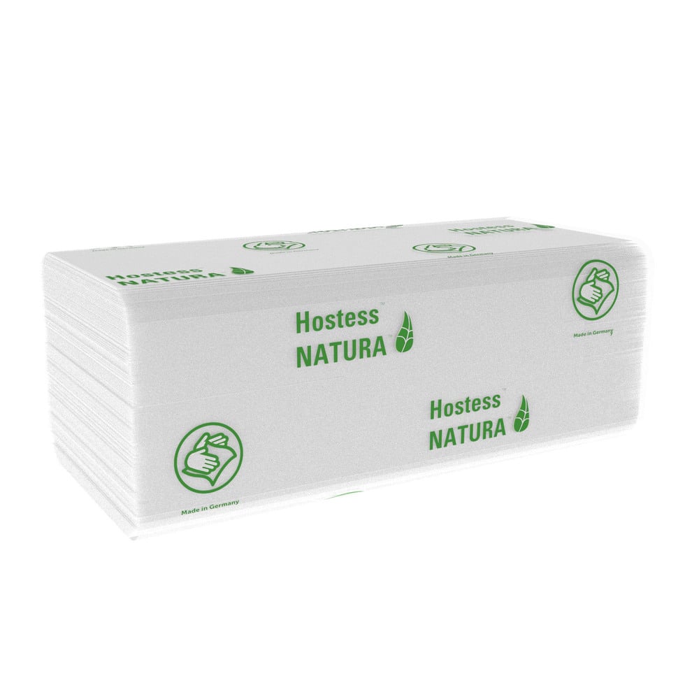 Ein Stapel gefalteter weißer Hostess™ NATURA™ C-Falz Handtücher von Kimberly-Clark GmbH mit grüner Blattgrafik, Daumen-hoch-Symbol, "Made in Germany"-Text und umweltfreundlichem Branding. 20 x 140 Blatt pro Karton.