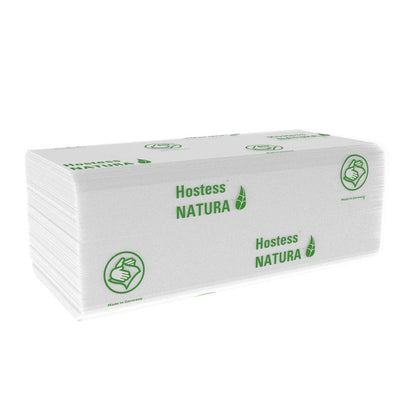 Ein Stapel gefalteter weißer Hostess™ NATURA™ C-Falz Handtücher von Kimberly-Clark GmbH mit grüner Blattgrafik, Daumen-hoch-Symbol, "Made in Germany"-Text und umweltfreundlichem Branding. 20 x 140 Blatt pro Karton.
