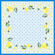 Die Dunicel Mitteldecke 84x84 cm Mediterran von Duni GmbH hat ein quadratisches, von Fliesen inspiriertes Design mit blauem Rand, Zitronen, Oliven und grünen Blättern in jeder Ecke sowie einem blauen Blumenmotiv in der Mitte. Perfekt für eine stilvolle Tischdekoration. Packung (20 Stück).
