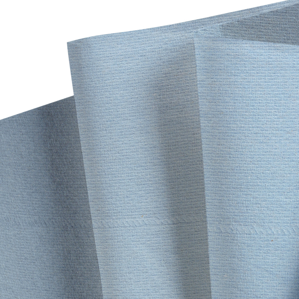 Eine Nahaufnahme von hellblauen, strukturierten WypAll® L20 General Clean Wischtüchern aus der BRAG™ Box von Kimberly-Clark GmbH, mit sichtbaren Falten und Nähten entlang einer Falte.