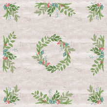 Die Dunicel-Mitteldecke 84x84cm Winter Greenery von Duni GmbH zeigt grüne Blätterkränze mit roten Beeren auf einem hellen holzstrukturierten Hintergrund, ideal als umweltfreundliche Tischdecke für winterliche Zusammenkünfte. Die Packung enthält 20 Stück.