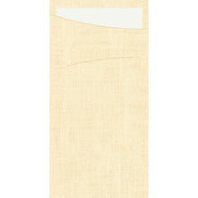 Nahaufnahme der beigefarbenen, strukturierten Stofftasche der SACCHETTO Bio D-Soft by Duni GmbH mit einer weißen, rechteckigen Karte, die teilweise darin steckt.