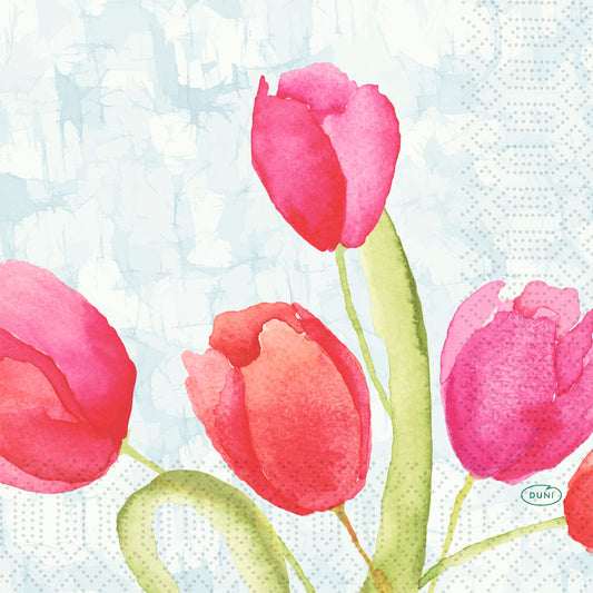 Aquarellierte Illustration von rosa und roten Tulpen mit grünen Stielen auf hellblauem, gepunktetem Hintergrund - ideal für die Servietten 33 cm 3lagig 1/4-Falz Painted Tulips Papierservietten der Duni GmbH (Packung, 250 Stück).