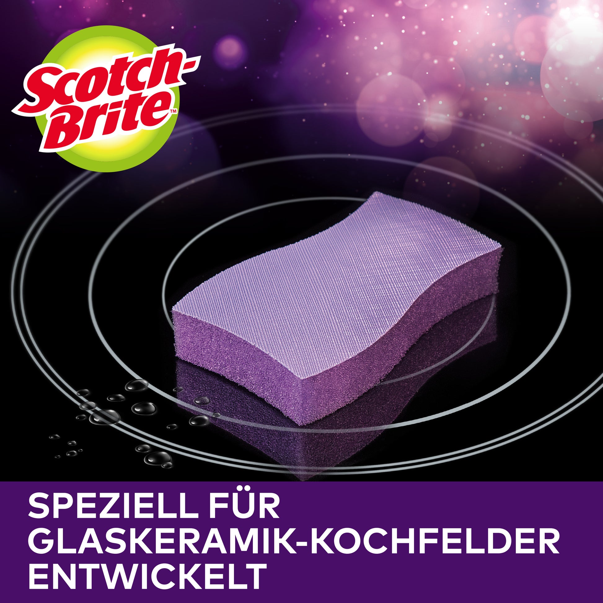 Ein Scotch-Brite™ Glaskeramik-Reinigungsschwamm von 3M Deutschland GmbH liegt auf einem nassen, schwarzen Kochfeld mit Kreis-Markierungen. Speziell für Glaskeramik-Oberflächen. Packung mit 3 Schwämmen.