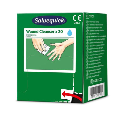 Eine grüne Schachtel mit Salvequick savett wundreiniger (0,9% NaCl, steril) 20 Stück von Orkla Wound Care AB, mit einer Abbildung von Händen, die eine Wunde reinigen, und sichtbaren Produktdetails und Barcode auf der Verpackung.