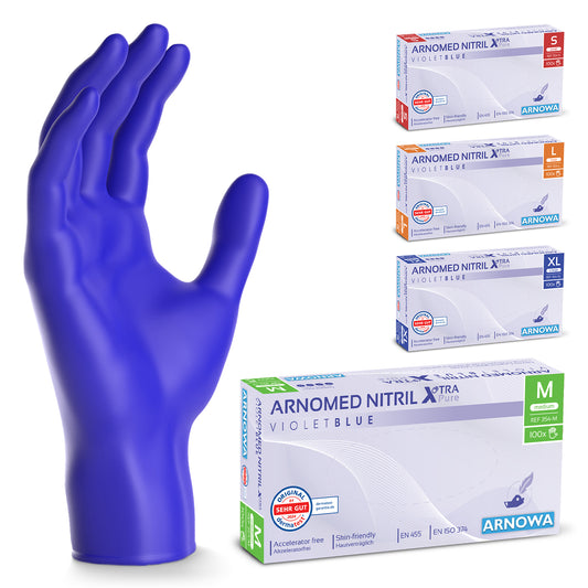 Eine erhobene rechte Hand trägt einen violett-blauen Nitrilhandschuh ARNOMED NITRIL XTRA PURE der ARNOWA GmbH. Abgebildet sind fünf Schachteln dieser hautfreundlichen, beschleunigerfreien Einmalhandschuhe, wobei die grüne (M) Schachtel im Vordergrund steht.