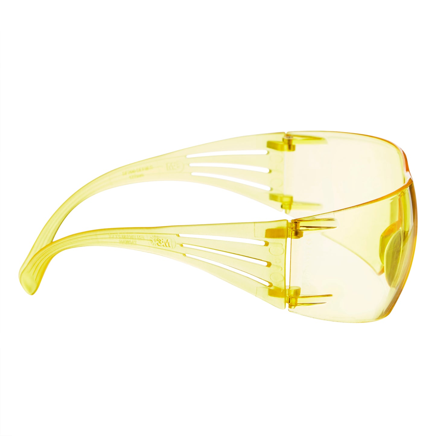 Die 3M™ SecureFit™ Schutzbrille 200 der 3M Deutschland GmbH zeichnet sich durch gelbe umlaufende Gläser und belüftete Seitenbügel auf weißem Grund aus.