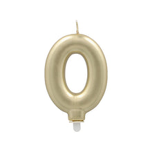 Die PAPSTAR GmbH Zahlenkerze mit Halter 7 cm "gold" ist eine goldfarbene Zahlenkerze mit einem Spitzendocht und weißem Kunststoffhalter - ideal als Geburtstagskerze zur Kuchendekoration.