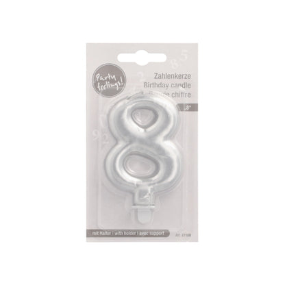 Die PAPSTAR GmbH Zahlenkerze mit Halter 7 cm "silber" ist eine silberne Zahlenkerze (8) in einer transparenten Blisterverpackung mit mehrsprachiger Beschriftung und einem leuchtenden "Party Feeling!"-Aufkleber.