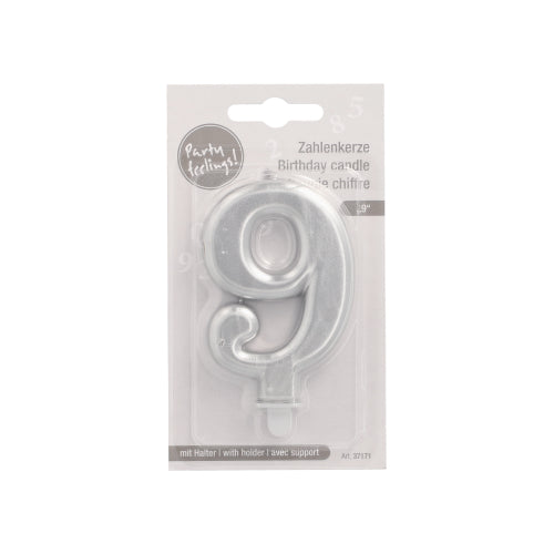 Die PAPSTAR GmbH Zahlenkerze mit Halter 7 cm "silber" ist eine silberne Zahlenkerze in Kunststoffverpackung mit mehrsprachigem Text und einem Ausschnitt zum Aufhängen, perfekt als festliche Geburtstagskerze.