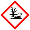Ein Gefahrensymbol mit einem toten Baum und einem toten Fisch auf weißem Hintergrund, eingerahmt von einer roten Raute. Dieses Symbol weist auf Umweltgefahren hin, insbesondere auf Stoffe, die aquatische Umweltschäden verursachen können.