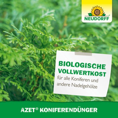Eine Nahaufnahme von grünen Nadelbaumzweigen mit der Aufschrift "Biologische Vollwertkost für alle Koniferen und andere Immergrüne Nadelgehölze". Rechts oben ist das Logo des Neudorff Shops mit einer Sonnenblume zu sehen. Darunter steht der Produktname: Azet KoniferenDünger.