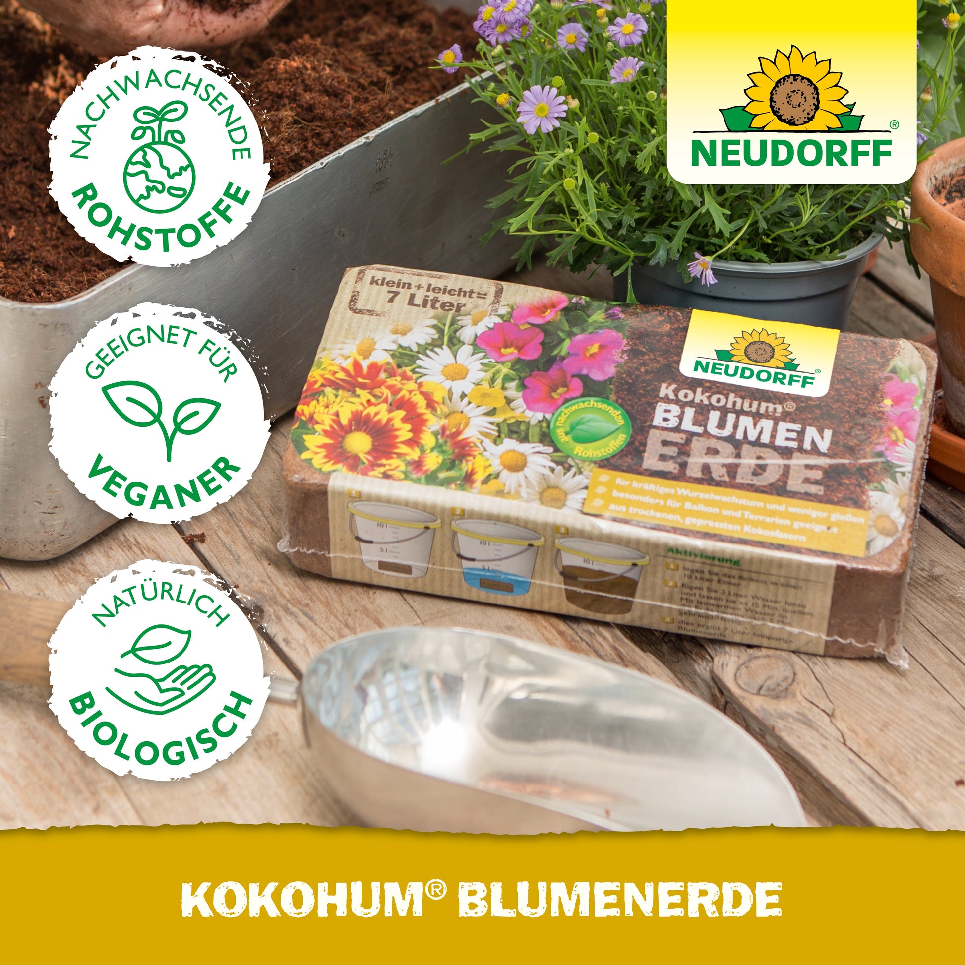 Eine Packung Neudorff Shop Kokohum BlumenErde liegt auf einem Tisch mit Erde, einer Metallschaufel, Blumentöpfen und Pflanzen. Die Symbole zeigen, dass das Produkt vegan, biologisch und aus erneuerbaren Materialien hergestellt ist.