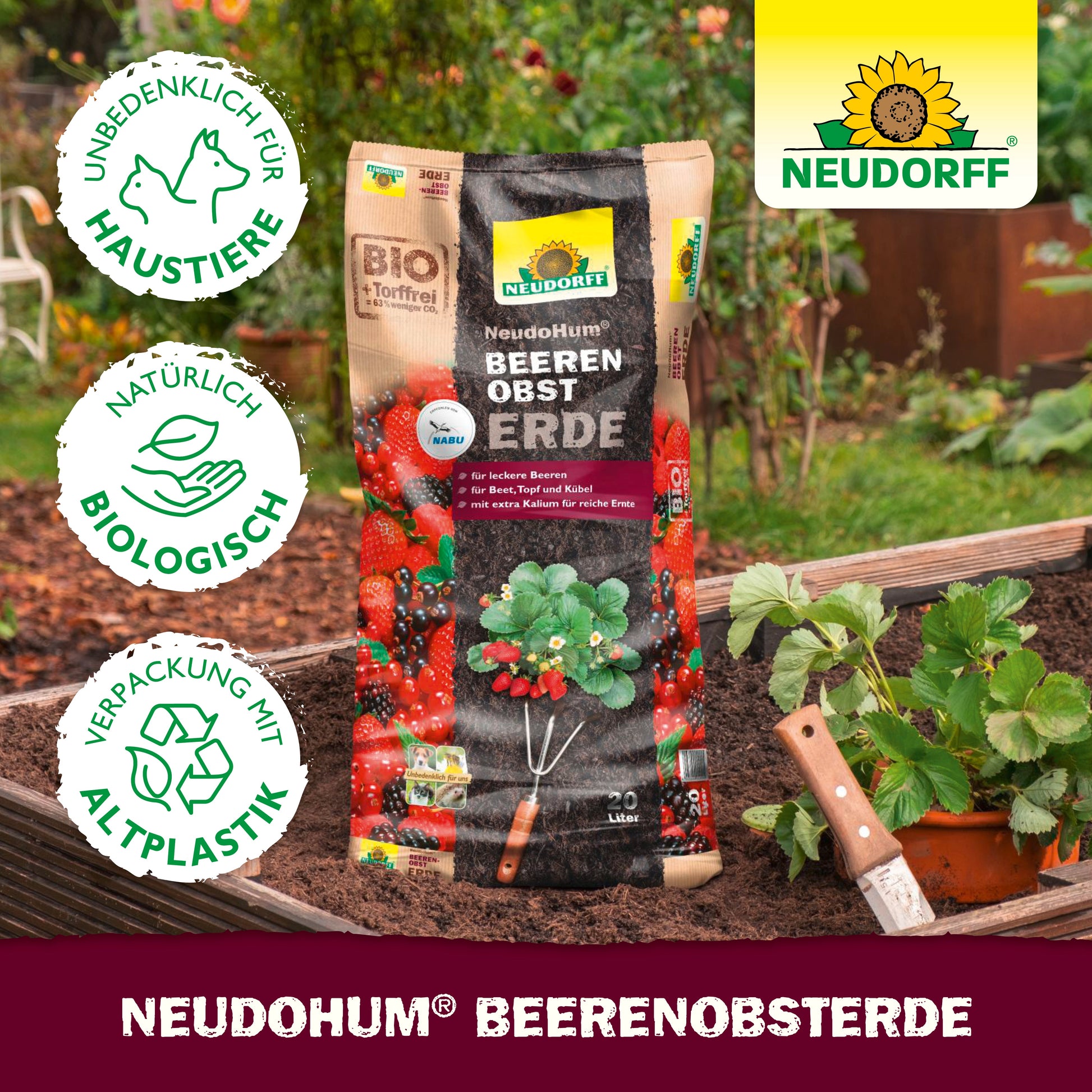 Ein Beutel NeudoHum BeerenobstErde aus dem Neudorff Shop liegt auf einem Hochbeet mit Erdbeeren und einer Kelle; umweltfreundliche und haustierfreundliche Symbole zeigen, dass es ideal für Obst in Topf oder auf dem Balkon ist.