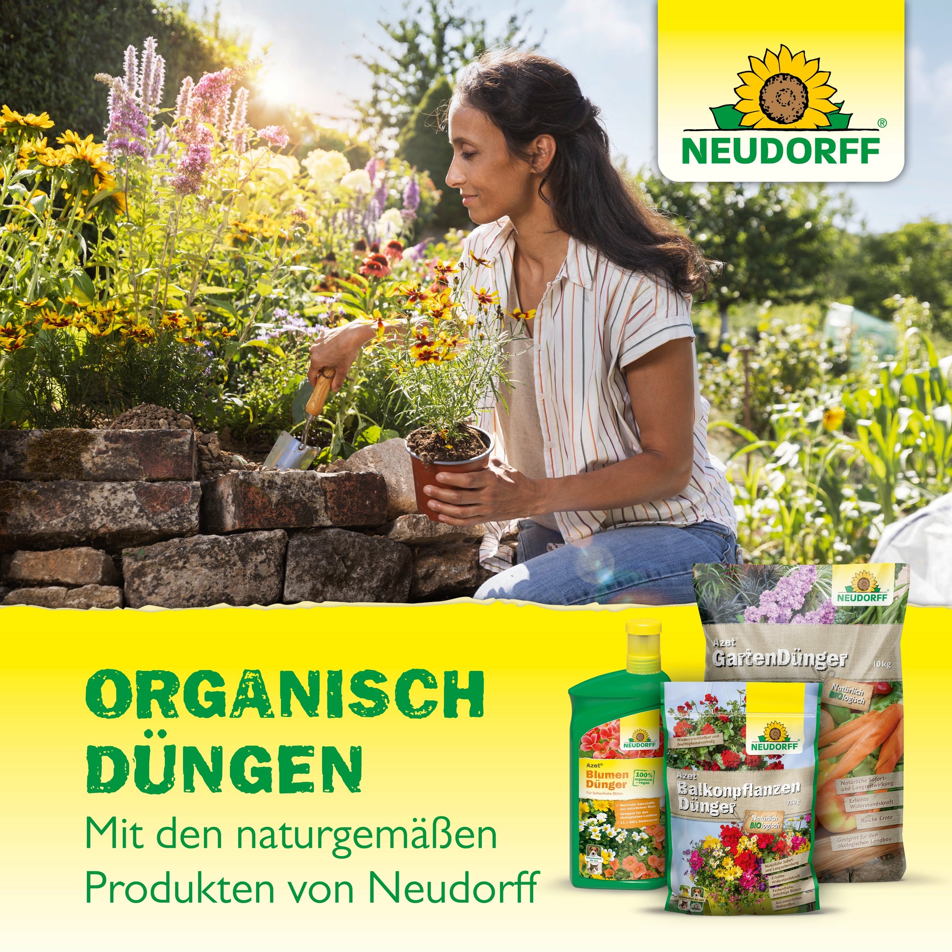 Eine Frau kniet vor einem Hochbeet aus Stein und pflanzt Sommerblumen. In der Nähe steht Azet BalkonpflanzenDünger flüssig vom Neudorff Shop und wirbt für die organische Düngung mit Neudorff Shop Produkten.