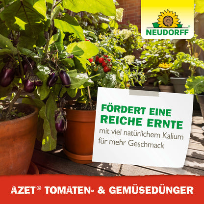 In einem sonnenbeschienenen Containergarten mit Tomaten und Auberginen weist ein Schild auf den Azet Tomaten- & GemüseDünger flüssig von Neudorff Shop hin - ideal für Balkon Gemüse zur natürlichen Düngung von Tomaten und Gemüse für eine reiche Ernte mit extra Kalium.