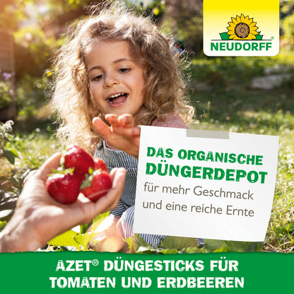 Ein Kind greift im Freien nach Erdbeeren, die ihm gereicht werden, und wirbt für Neudorff Shop Azet Düngesticks für Tomaten & Erdbeeren, wobei der Text den besseren Geschmack und den höheren Ertrag hervorhebt.