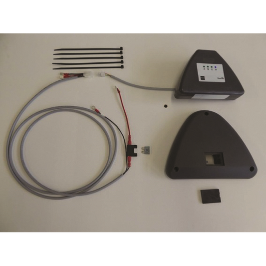 Das IntelliTrail - Montageset für swingo 350/455 von Diversey Deutschland GmbH & Co. OHG enthält ein schwarzes Gerät mit Kabel, eine dreieckige Abdeckung, vier Kabelbinder, ein langes graues Kabel mit Steckern und eine kleine Sicherung auf weißem Grund.