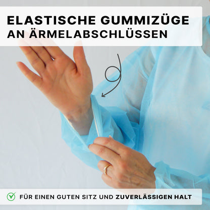 Eine Person zeigt die elastische Manschette eines hellblauen ARNOMED PROTECT PP-SCHUTZKITTEL Einweg Schutzkittel aus PP-Vlies der ARNOWA GmbH. Ein deutscher Text hebt den sicheren Sitz hervor. Ein Häkchen und eine Erklärung erscheinen am unteren Rand.