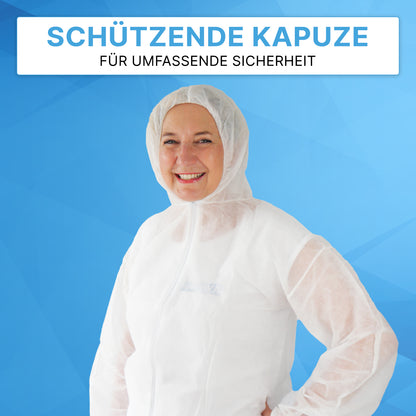 Eine Person in einem ARNOMED COVER PP-OVERALL WHITE von ARNOWA GmbH mit Kapuze steht vor einem blauen Hintergrund. Darüber steht der Text "Schützende Kapuze" und "Für umfassende Sicherheit" in deutscher Sprache.