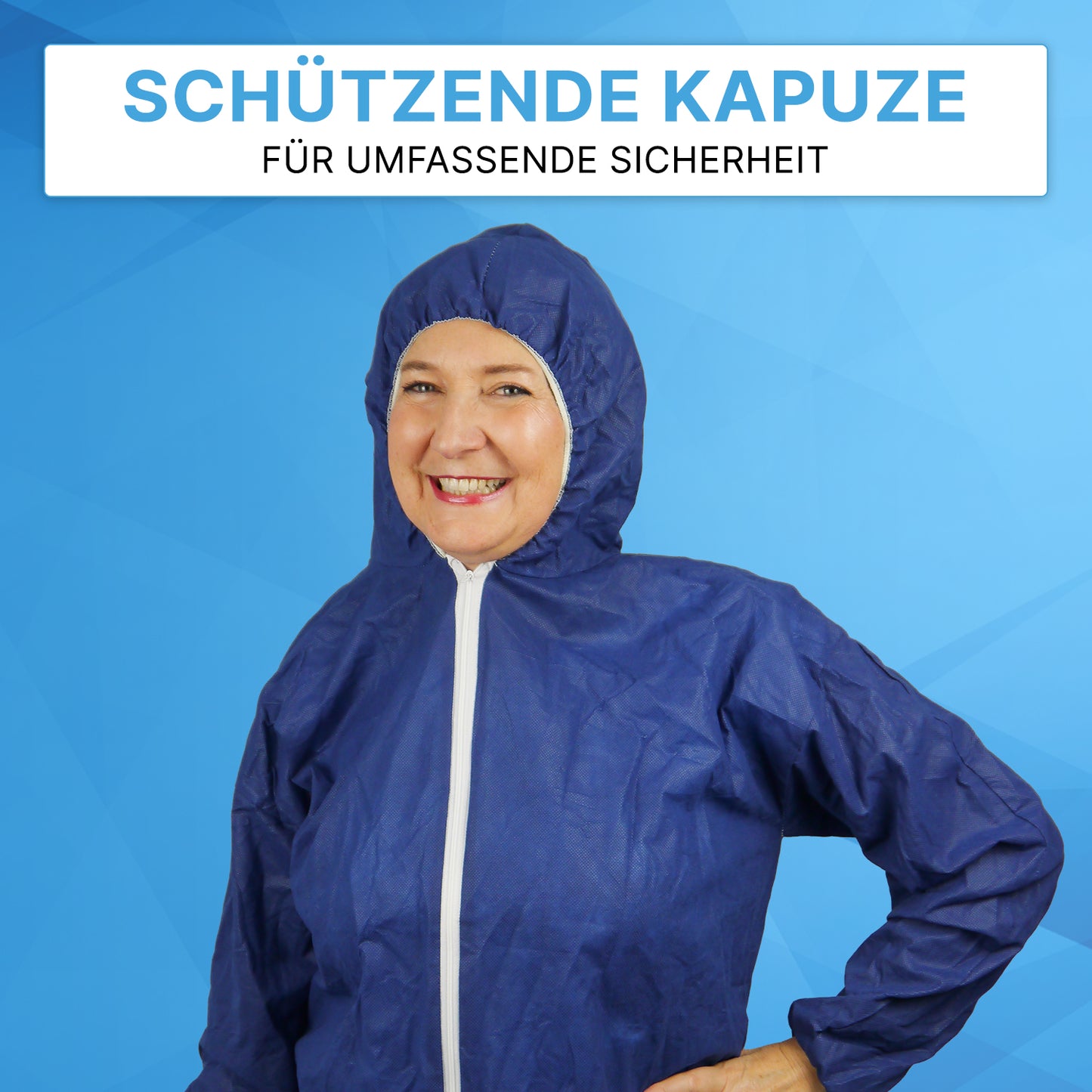 Eine Frau trägt die ARNOMED COVER PP-OVERALL XTRA STRONG der ARNOWA GmbH mit Kapuze in blau vor blauem Hintergrund. Über ihr stehen die Texte "Schützende Kapuze" und "Für umfassende Sicherheit".