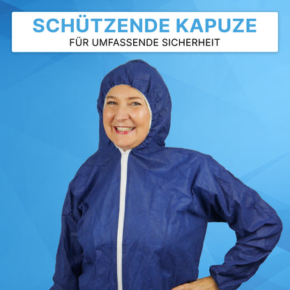 Eine Frau trägt die ARNOMED COVER PP-OVERALL XTRA STRONG der ARNOWA GmbH mit Kapuze in blau vor blauem Hintergrund. Über ihr stehen die Texte "Schützende Kapuze" und "Für umfassende Sicherheit".