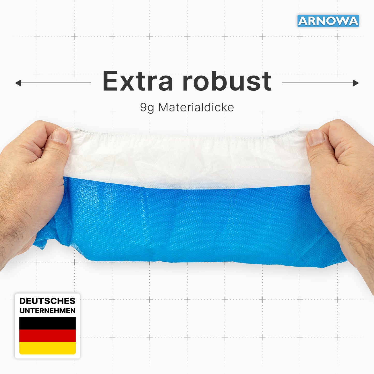 Zwei Hände strecken einen blau-weißen ARNOMED CPE/PP Einweg Schuhüberzieher (wasserdicht, 50 Stück, ARNOWA GmbH) mit der Aufschrift "Extra robust" und "9g Materialdicke". In den Ecken befinden sich eine deutsche Flagge, "DEUTSCHES UNTERNEHMEN" und das ARNOWA-Logo.