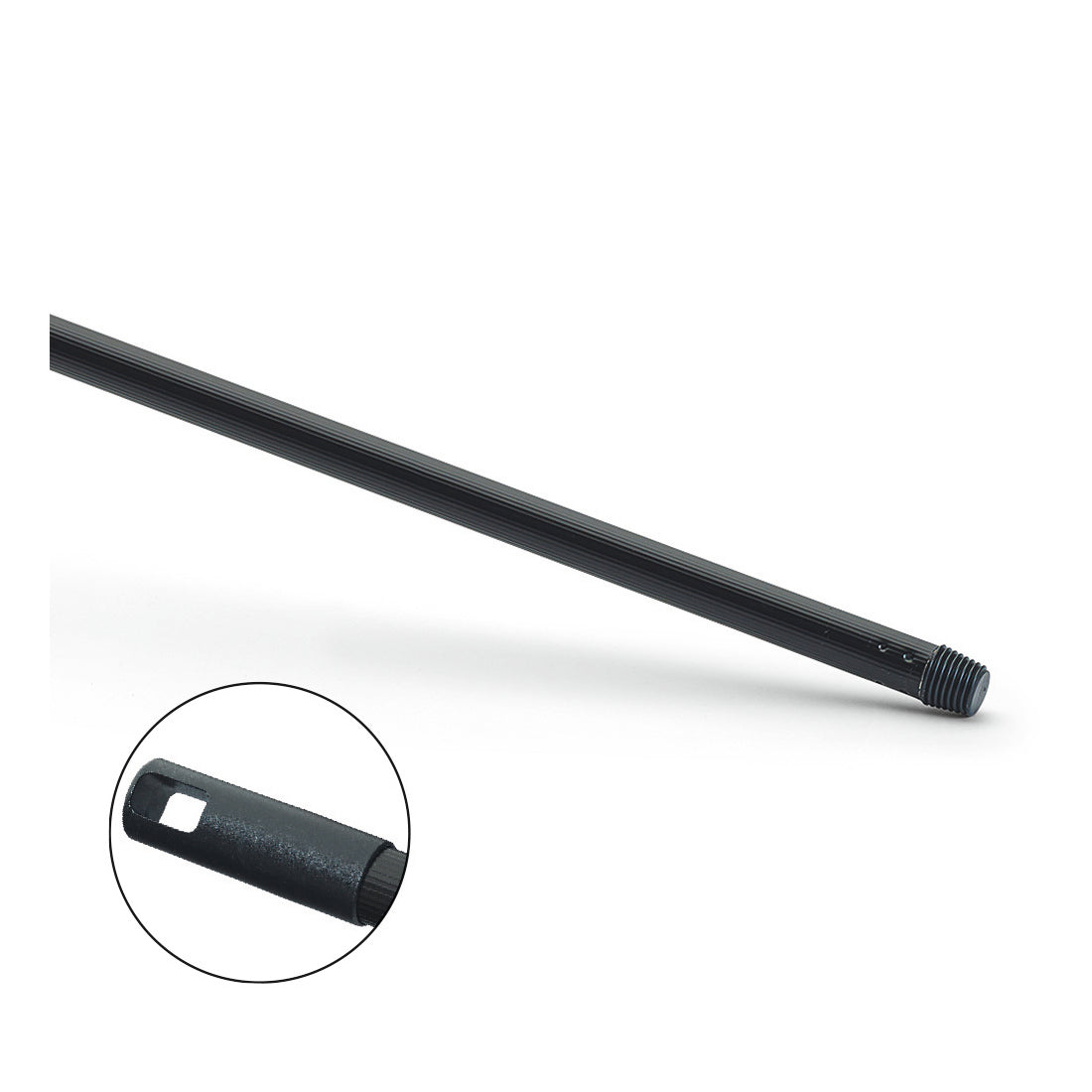 Der schwarze, gerippte Nölle Profi Brush Metallstiel kunststoffummantelt mit Gewinde von Nölle Profi Brush Bürsten- & Pinseltechnik e.K. verfügt über ein Gewinde und eine rechteckige Aussparung in der Nähe der Spitze, die mit einer Nahaufnahme von Details gezeigt wird.