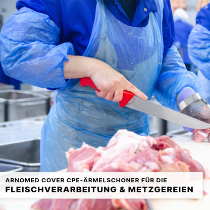 Eine Person trägt ARNOMED PE-Ärmelschoner von ARNOWA GmbH und schneidet rohes Fleisch mit einem großen Messer. Unten wirbt deutscher Text für flüssigkeitsabweisende Einweg-Armstulpen, ideal für Metzgereien und Fleischverarbeitung.