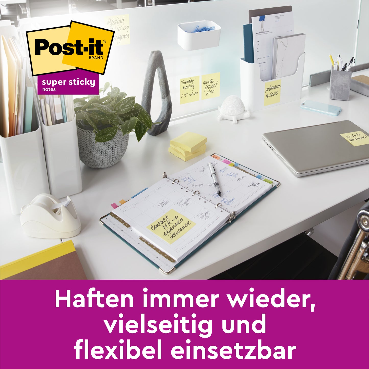 Ein aufgeräumter Schreibtisch mit Laptop, Planer und 3M Deutschland GmbH Post-it® Super Sticky Notes (Gelb, 51 mm x 76 mm), die auf dem Planer sichtbar sind, mit deutschem Text: "Immer wieder haften, vielseitig und flexibel einsetzbar.