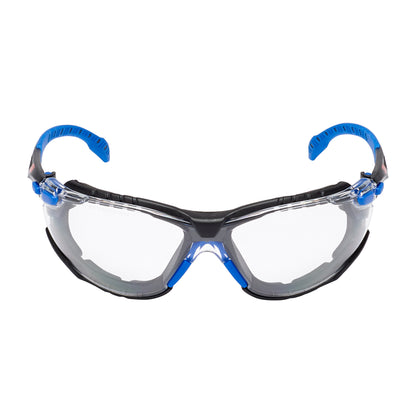 Die 3M™ Solus™ Schutzbrille 1000 von 3M Deutschland GmbH verfügt über klare Gläser, einen schwarzen Rahmen mit blauen Akzenten und gebogenen Bügeln, ein Wraparound-Design, eine Scotchgard™ Anti-Beschlag-Beschichtung und eine abnehmbare Schaumstoffdichtung. Abgebildet auf weißem Hintergrund.
