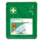 Auf einer grünen Packung mit der Aufschrift "Cederroth burn dressing 20x20 cm | Packung (1 Stück)" von Orkla Wound Care AB ist eine Hand abgebildet, die die sterile Kompresse auf einen verbrannten Arm auflegt, mit Symbolen für Erste Hilfe bei Verbrennungen und Linderung von Beschwerden.