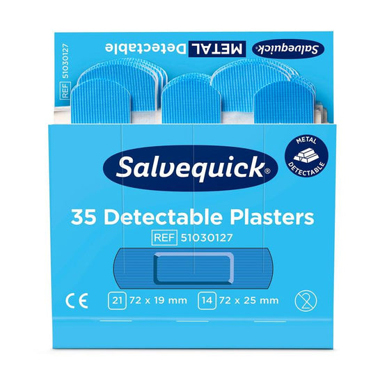 Eine geöffnete blaue Schachtel von Orkla Wound Care AB Blauer detektierbarer Pflaster, 35 Stück/Packung (6 Stück), zeigt blaue Pflaster. Auf der Verpackung sind Größenangaben, ein metalldetektierbares Etikett für die Lebensmittelindustrie und die Ref. 51030127.