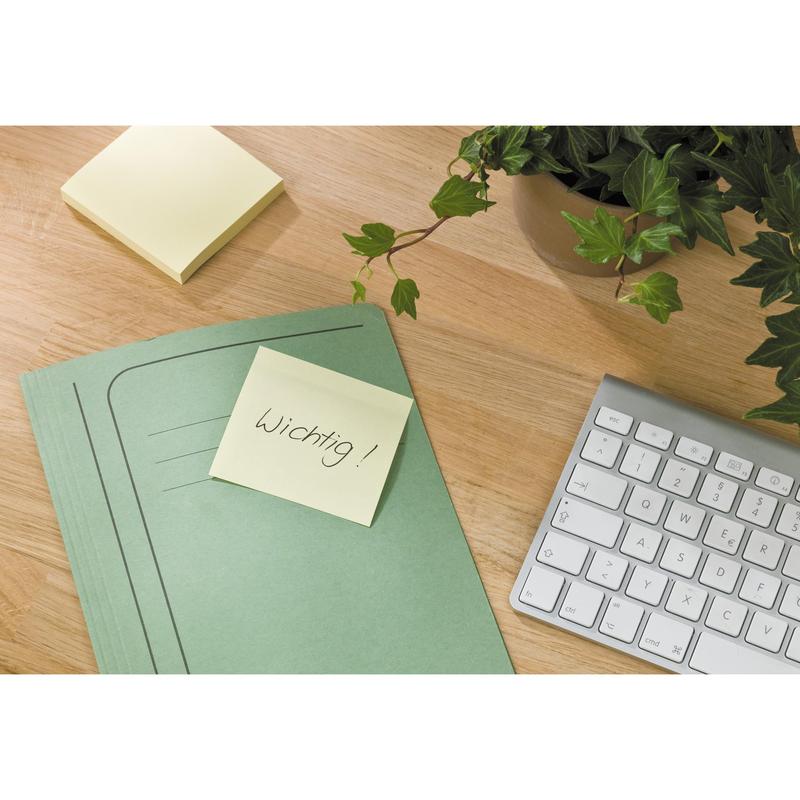 A green folder with a Post-it® Recycling Note (38mm x 51mm, 100 sheets, 100% PEFC by 3M Deutschland GmbH) with the inscription "Important!" lies on a wooden desk next to a keyboard, additional sticky notes, and a potted plant.