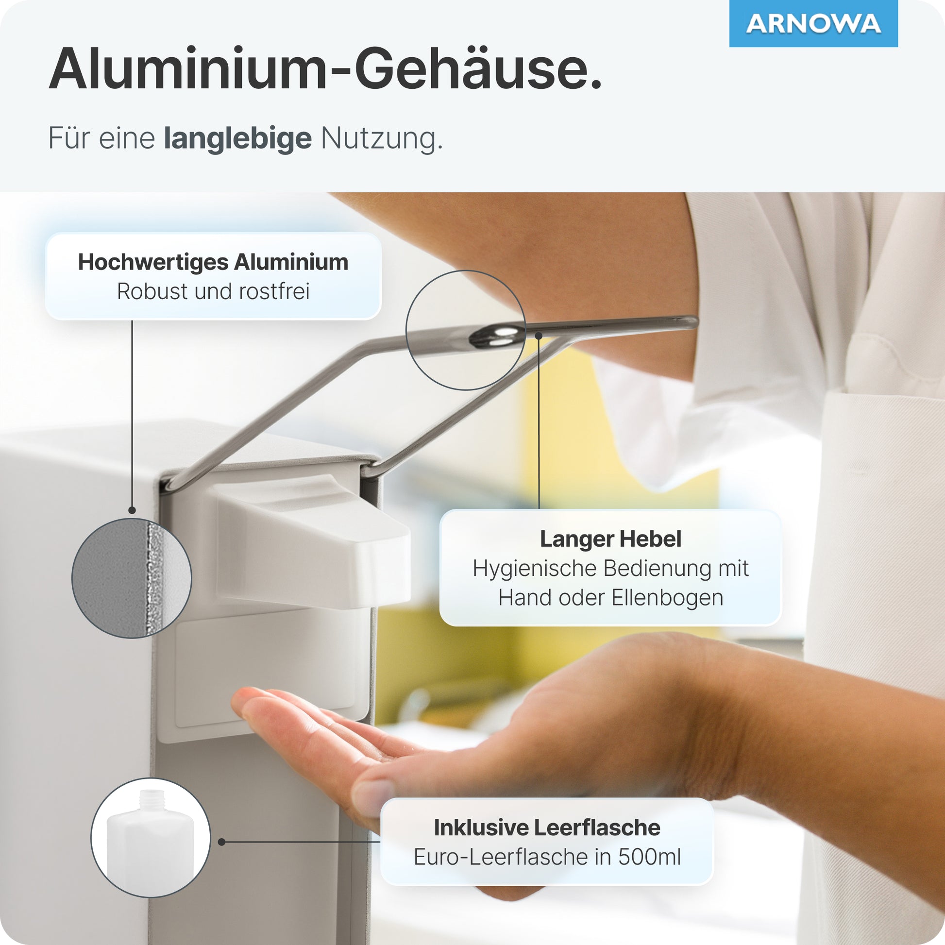 Eine Person drückt mit dem Ellbogen auf den langen Hebel des ARNOWA GmbH ARNOMED DISPENSER und spendet Seife oder Desinfektionsmittel in die offene Hand. Dieser manuelle Wandspender ist aus robustem Aluminium gefertigt, verfügt über ein hygienisches Design und wird mit einer leeren 500-ml-Flasche geliefert.