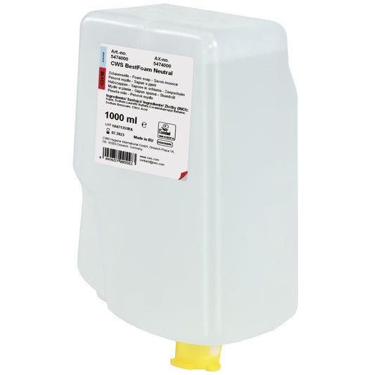 Ein rechteckiger, durchsichtiger Kunststoffbehälter mit einer gelben Tülle spendet CWS Seifenschaum BestFoam Neutral. Das weiße Etikett mit der Aufschrift "CWS BestFoam 1000 ml" weist auf die milde Formel für die tägliche Handhygiene hin.