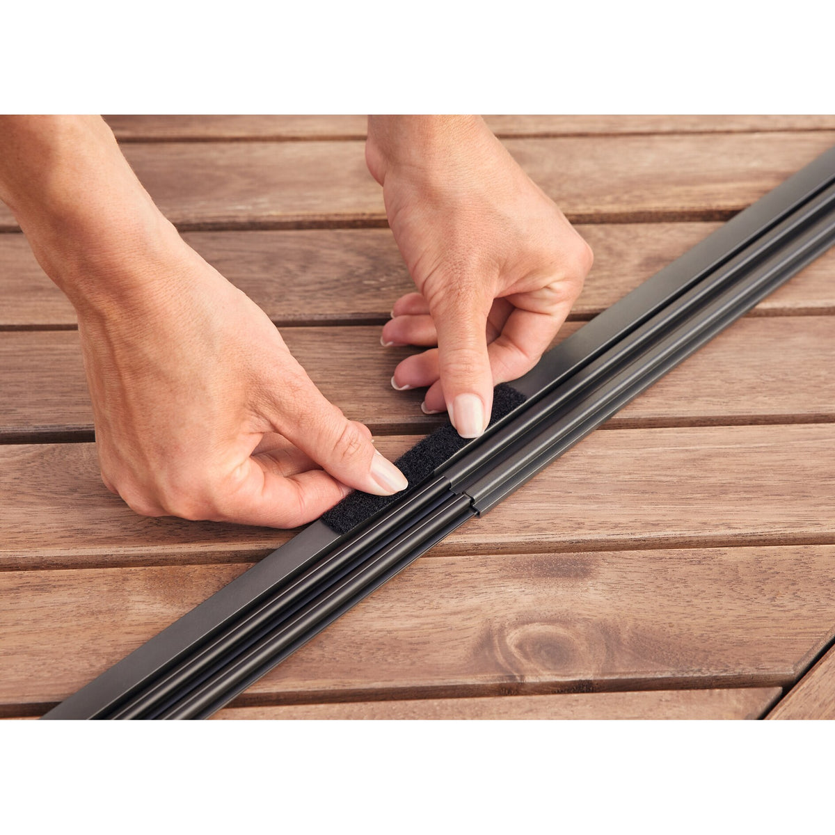 tesa INSECT STOP Aluminium Lamellen Vorhang Premium, 95 x 220 cm, schwarz – Anwendung