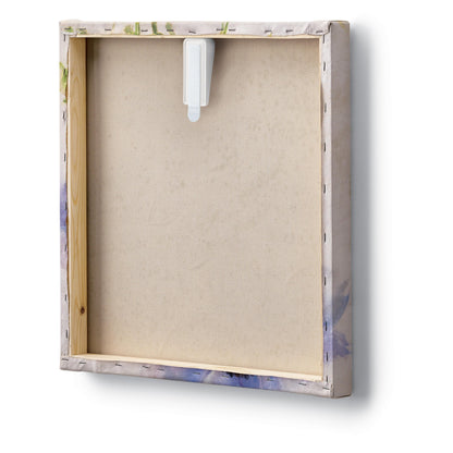 Das Bild zeigt die Rückseite einer quadratischen aufgespannten Leinwand mit einem freiliegenden Holzrahmen und sichtbaren Klammern entlang der Kanten. Oberhalb der Leinwand ist ein Command™ Leinwandaufhänger der 3M Deutschland GmbH zum Aufhängen an der Wand befestigt.