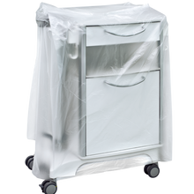 Ein weißer medizinischer Nachttisch auf Rollen ist teilweise mit einer transparenten DEISS 59867 Nachttischhaube (600+500x1000x0,01 mm) der EMIL DEISS KG abgedeckt, die die Schubladen und Griffe verdeckt. Der Hintergrund ist schlicht und neutral.